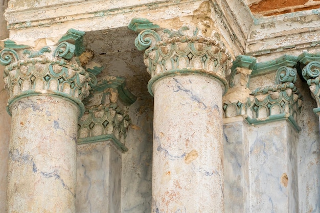 古い老朽化した赤レンガの柱のある古い老朽化した建物 壁にフレスコ画が描かれた古い教会または教会 フリーメーソンの歴史的価値と遺産