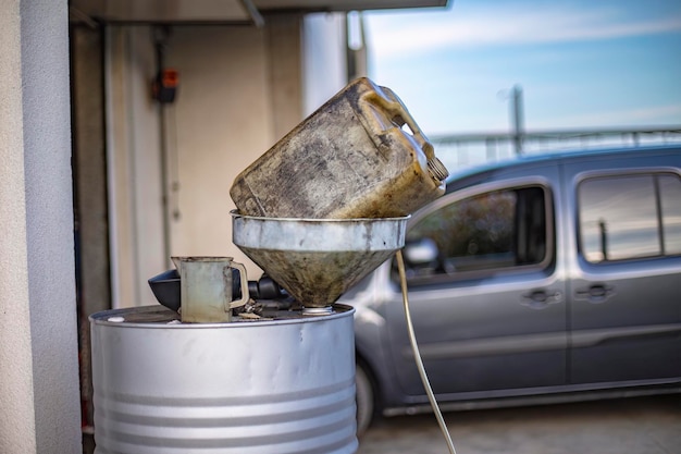 Foto polluzione da vecchi contenitori di petrolio sporchi