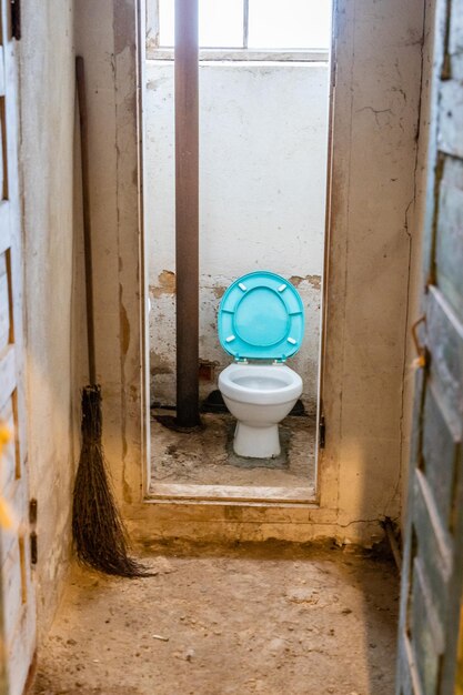 廃墟となった倉庫の古い汚れたトイレが不健康で非衛生的