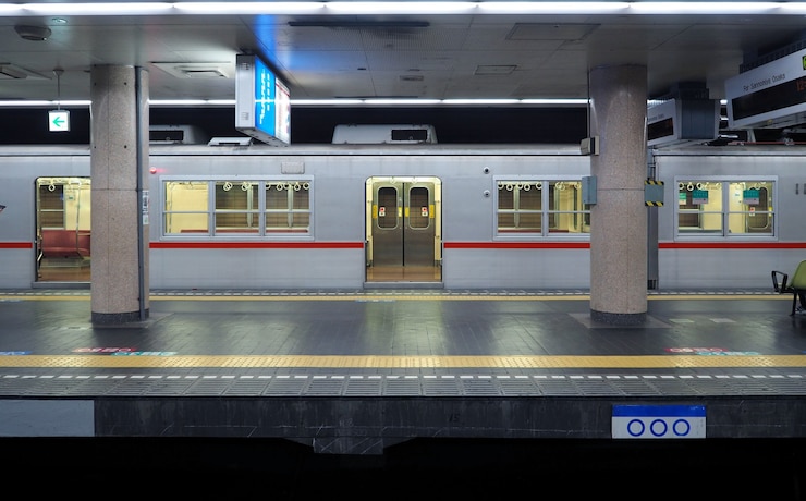 Photo old and dirty train platform or underground subway station in osaka city japan.