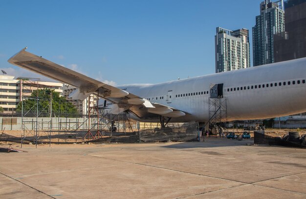 Foto vecchio aereo o jumbo jet scartato è usato come ristorante