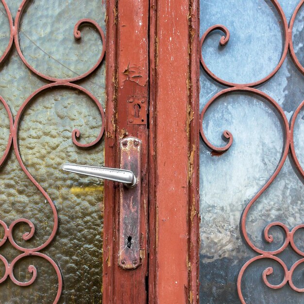 Foto la vecchia porta si chiude.