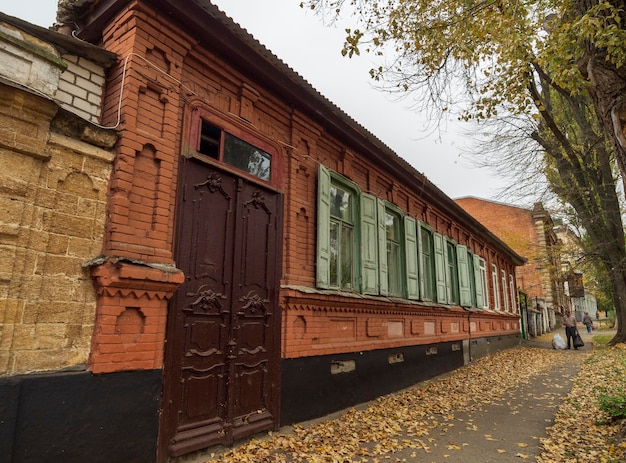 秋の午後にロシアのスタヴロポリ市の旧市街にある古いドアと剥離塗料