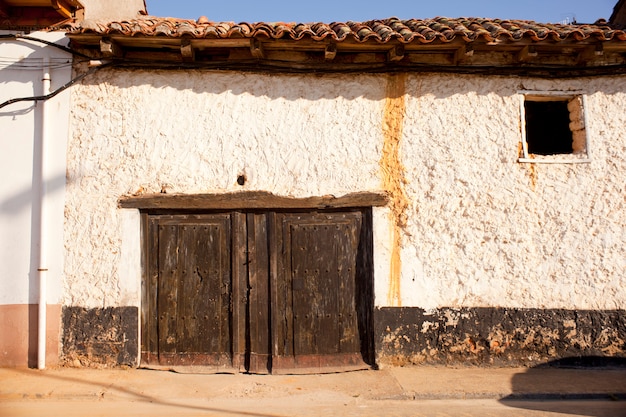 Foto vecchia porta di una povera casa