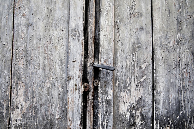 古いドアさびたハンドルと鍵穴、イタリア