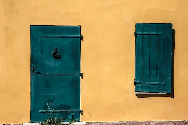 St Tropez의 오래된 문과 창