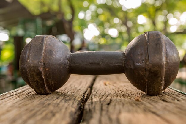 Foto vecchia palestra all'aperto con manubri