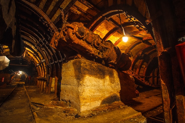 Vecchia attrezzatura in una miniera di carbone