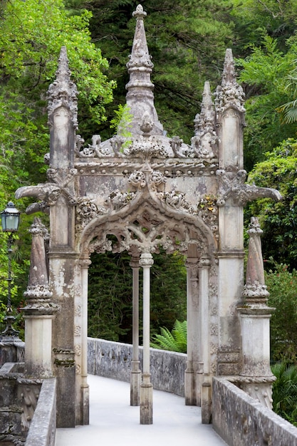 Старая европейская архитектура в парке Quinta da Regaleira Palace в Синтре, Португалия