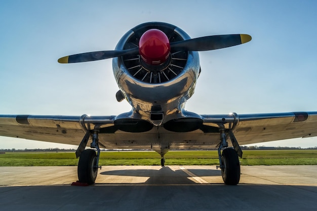 Photo old-fashioned airplane on runway against clear sky