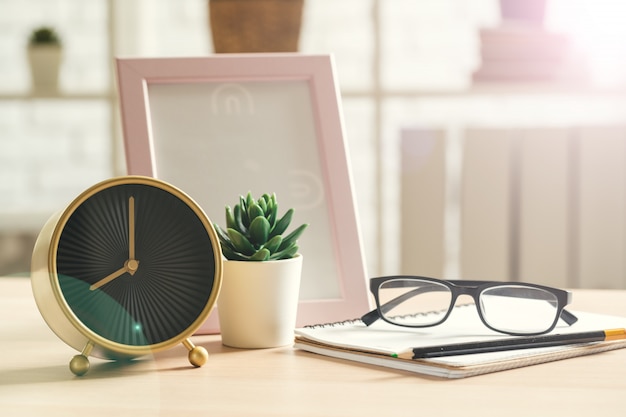 Photo old-fashioned alarm clock and house plant on wooden table