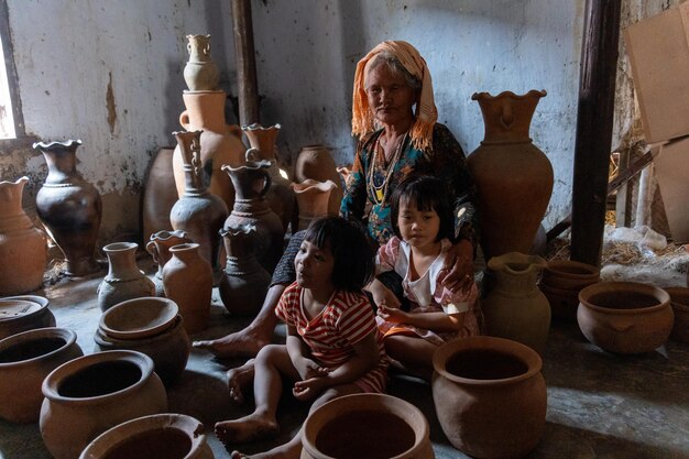 Photo old female of cham ethnic girl in bau truc pottery village phan rang city ninh thuan province vietnam people and travel concept