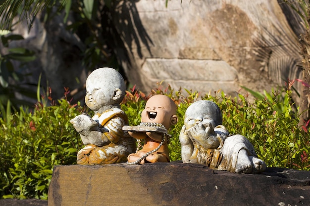 Photo old figurines on rock during sunny day