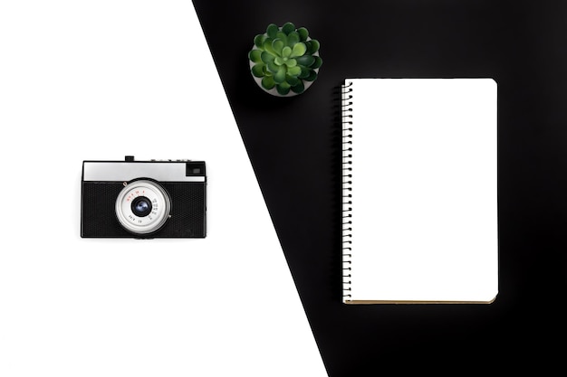 Старая пленочная камера и блокнот на черно-белом фоне, креативный ретро-дизайн, плоское пространство для копирования