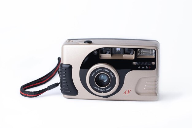 흰색 바탕에 오래 된 필름 카메라