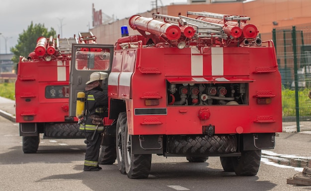 Foto un vecchio camion dei pompieri e una squadra di soccorritori dei vigili del fuoco