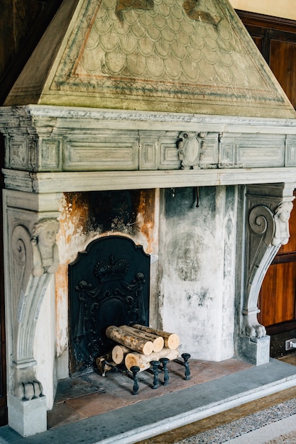 写真 家の古い暖炉のクローズアップ柱とレリーフのある家の古代の暖炉