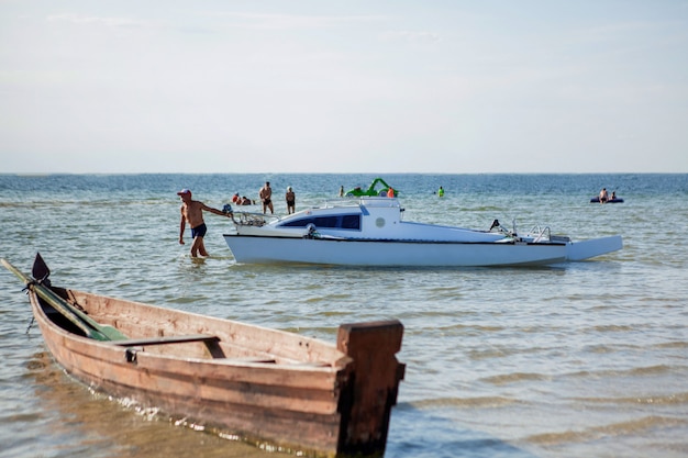 Старая лодка рыбака во время восхода солнца на пляже