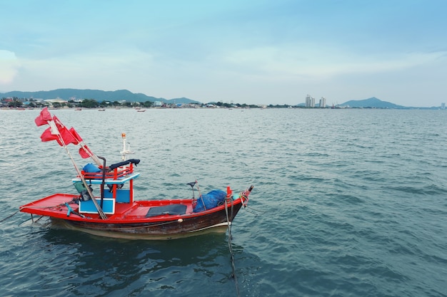 写真 タイの海岸にある古い漁船。