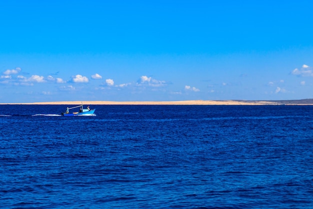 Старая рыбацкая лодка плывет по Красному морю Египет