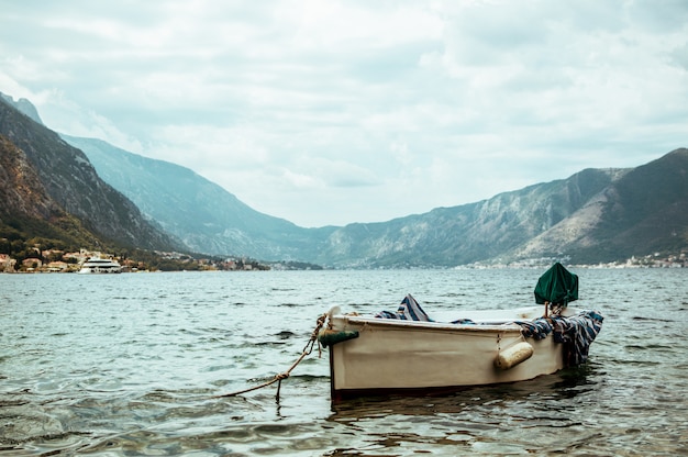 Старая рыбацкая лодка на море