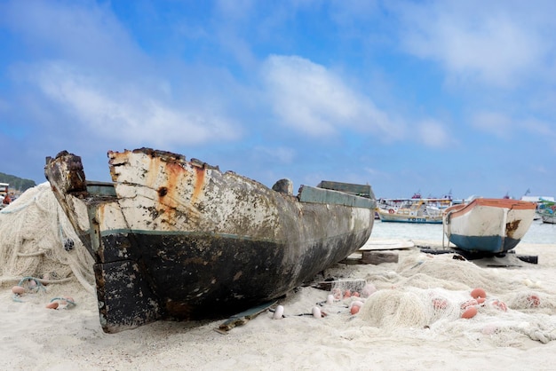 해변 Arraial do Cabo Rio de Janeiro의 오래된 낚싯배