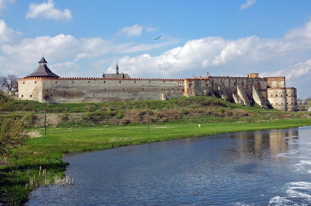 Vecchia fortezza sopra il fiume