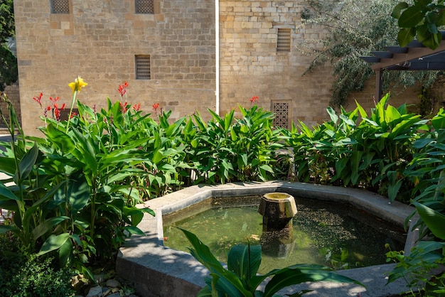 Photo old fountain in shirvanshahs palace,  baku city