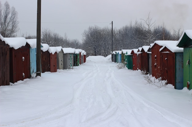 Vecchia stazione di garage in inverno