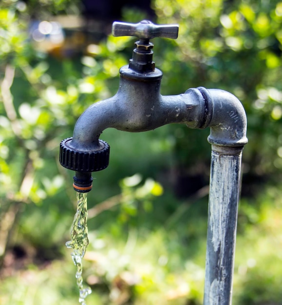 古い庭の蛇口の水漏れ