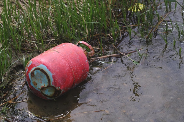 생태와 자연의 오래 된 가스 실린더 강둑 오염