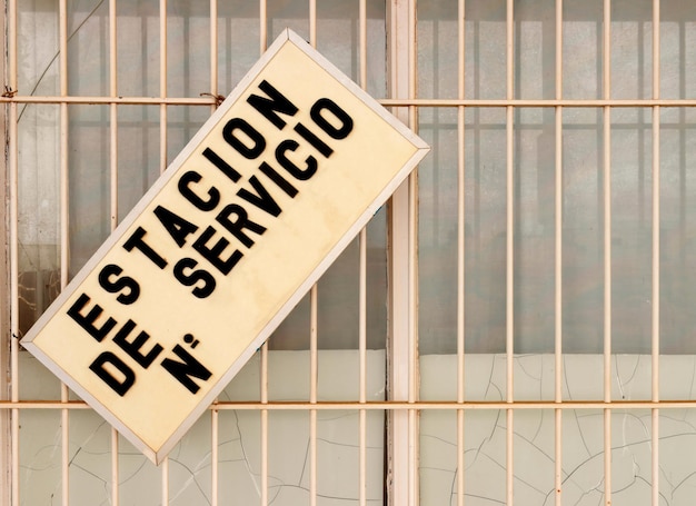 An old gas station sign that says in Spanish service station n