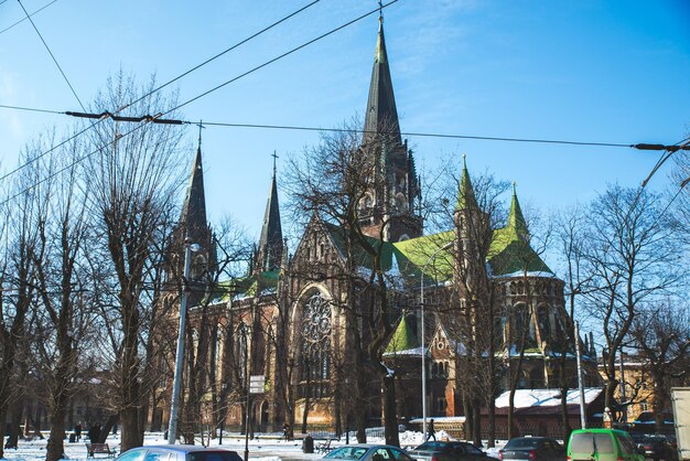 Vecchia chiesa gotica in una giornata invernale con cielo blu