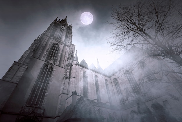 Старая готическая церковь с лунным светом и туманной ночью во Франкфурте в Германии