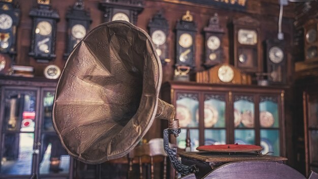 Photo old gramophone player with music disc