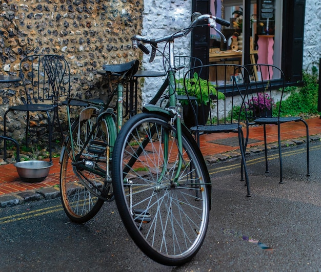 古い緑の自転車