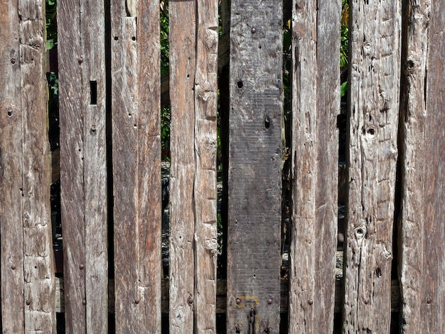 Foto vecchia struttura di recinzione in legno grigio storia struttura di legno sullo sfondo