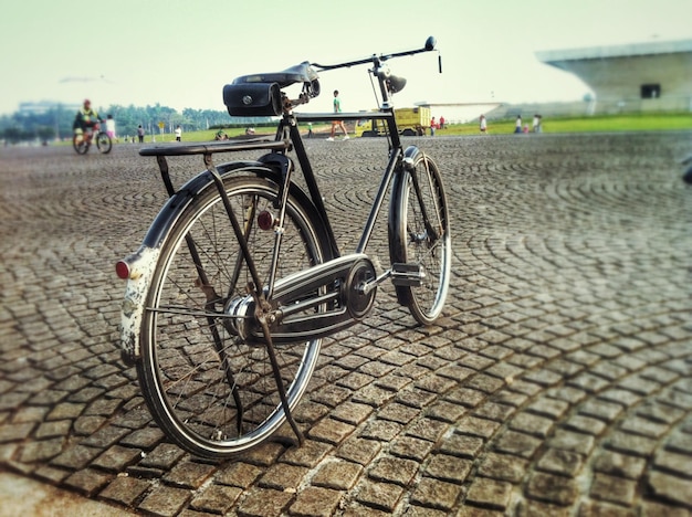 公園で古いものとグランジのビンテージ自転車