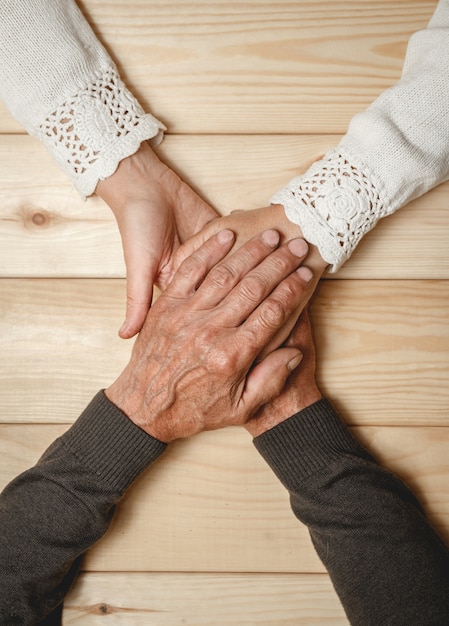 Foto vecchie mani di una coppia di anziani insieme, tenendosi per mano