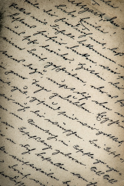 約からドイツ語で古い手書きのテキスト。 1900年。ビネットとグランジヴィンテージ紙の背景