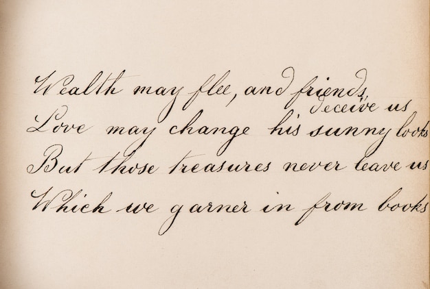 Vecchio testo scritto a mano. fondo di struttura di carta dell'annata di lerciume