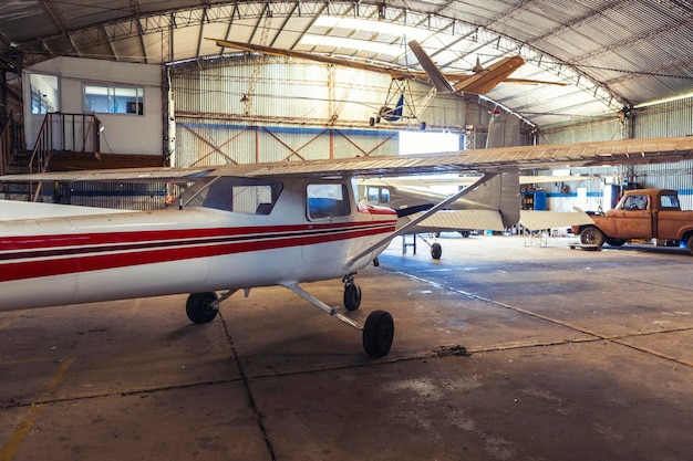 Photo old hangar with airplanes and old pickup truck