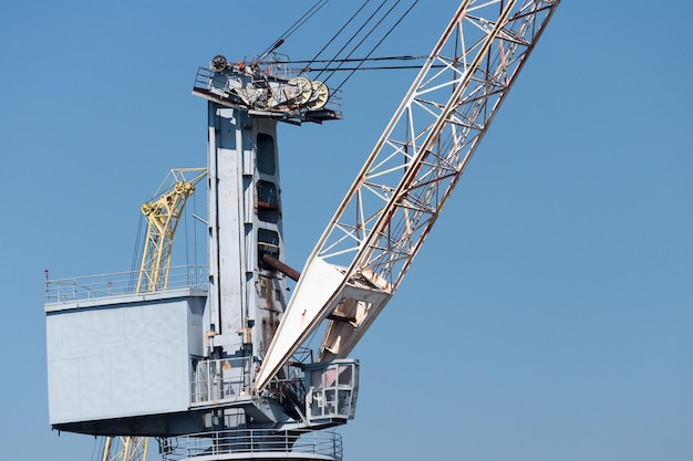 Photo old harbor iron crane detail