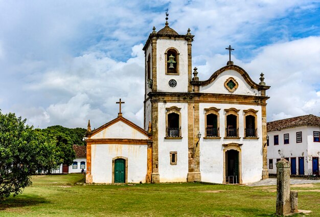 Photo old historic church surrounded by colonial houses in city of paraty on the coast of rio de janeiro