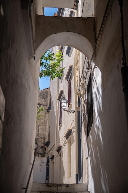 아말피(Amalfi) 시에 있는 이탈리아 남부의 오래된 유서 깊은 초라한 낭만적인 거리 좁은 빈티지 거리는 여름 햇살이 가득한 문을 돌립니다.