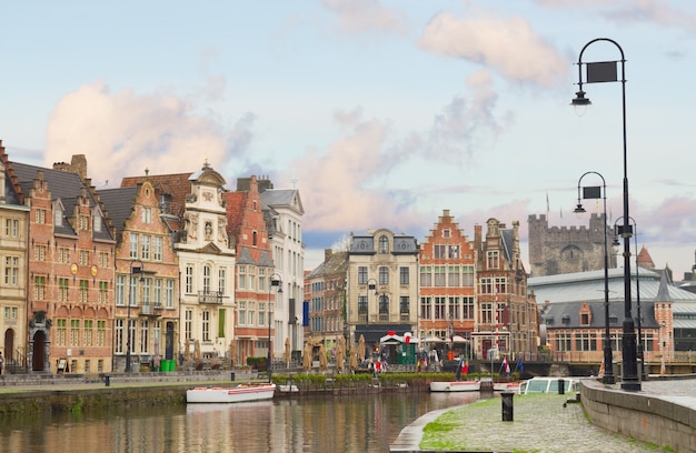 Photo old historical   buildings on graslei harbor at day, ghent, belgium