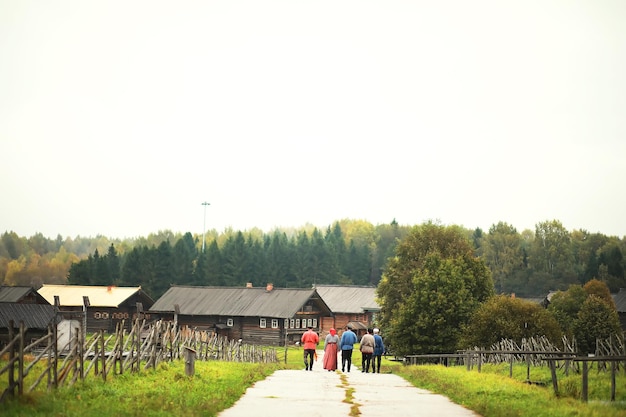 写真 古い歴史的な正統派博物館。驚くほど美しいユニークな田園風景。北国ロシア。