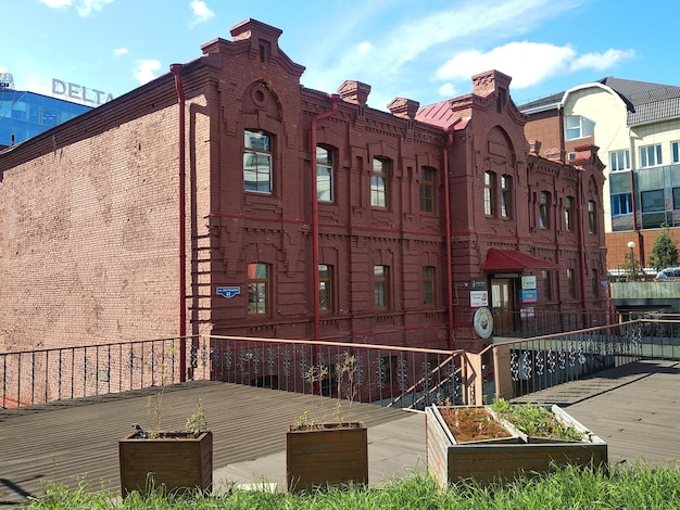 古い歴史的な赤レンガの建物。ロシア、アルハンゲリスク。