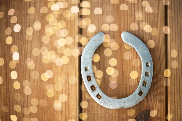 Photo old horseshoe on wooden background