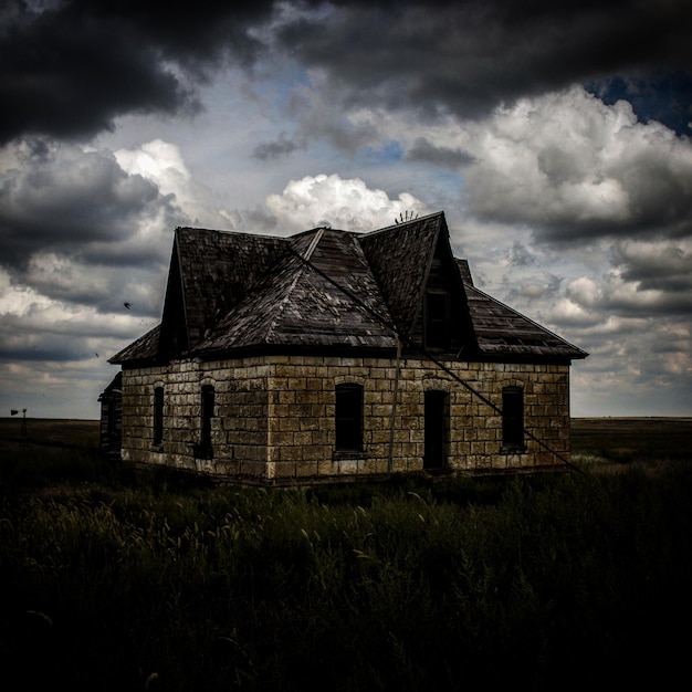 Photo old house on field against sky